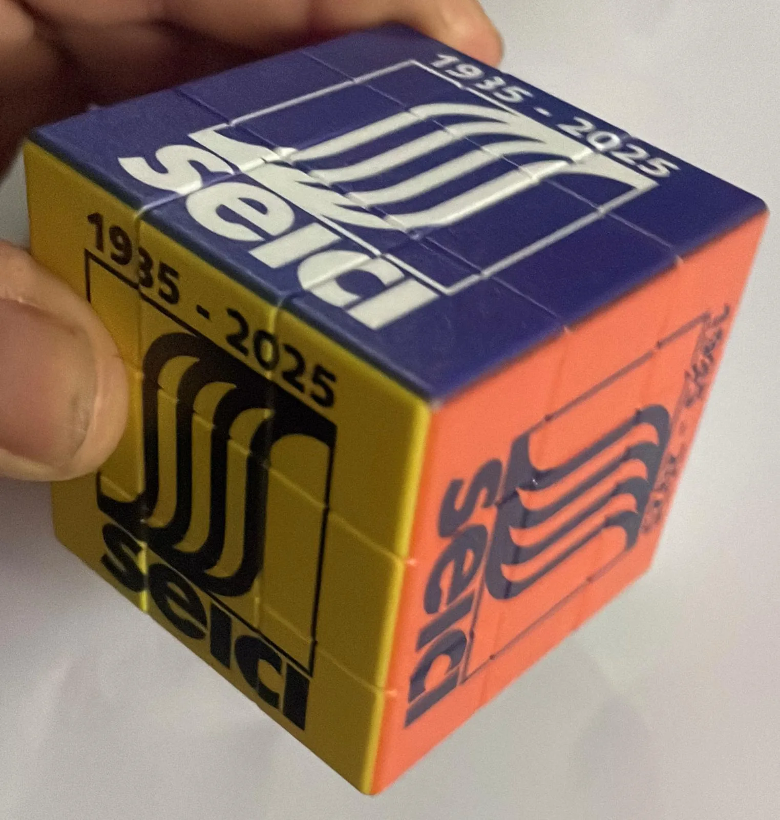 Cubo rompicapo personalizzato su ogni faccia con il logo di un'azienda e le date dell'anniversario